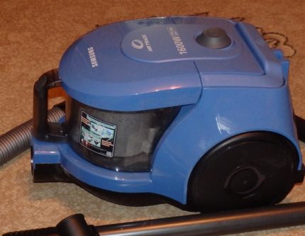 Big wheels provide maneuverability to the vacuum cleaner Large chassis wheel