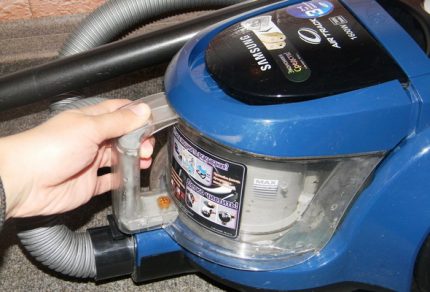 Vacuum cleaner dust extraction Cyclone module recess