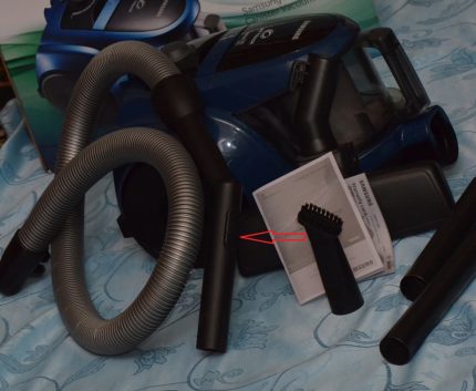 Damper regulator on the handle of the vacuum cleaner Manual suction power regulator