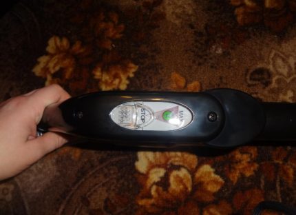 Botões para controlar a potência de sucção Regulador de energia na alça do aspirador