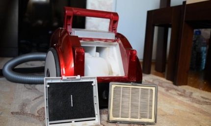 Os filtros devem ser limpos regularmente. Filtros empoeirados para aspiradores