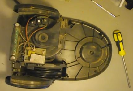 Vacuum cleaner cover removed