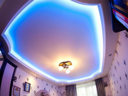 Décoration de plafond tendue avec bande LED