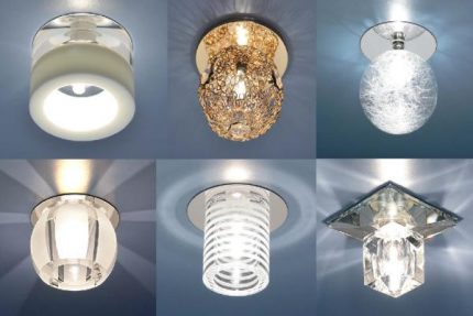 Lampes avec différentes lampes pour un plafond tendu