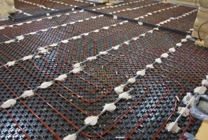 Maille métallique sur les tuyaux