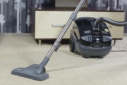 Universal carpet / floor brush