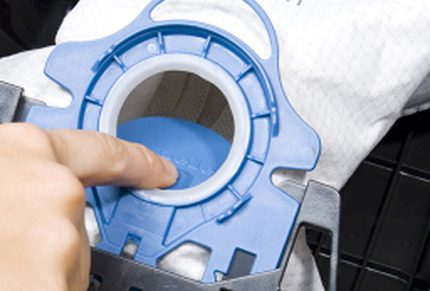 Verificando o saco após a instalação e antes do uso Instalando a bolsa em um aspirador