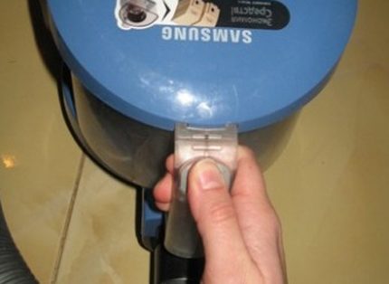 Simple and easy dust bag removal Garbage container dredging