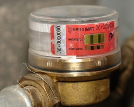 L'état de l'autocollant magnétique est régulièrement vérifié par le représentant du service communal Contrôle du joint