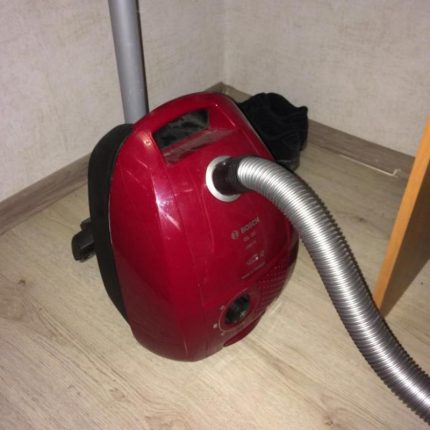 L'aspirateur est équipé d'une poignée de transport pratique L'apparence de l'aspirateur