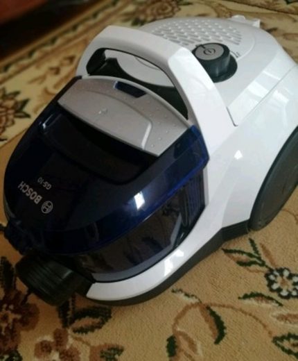 La poignée est située sur le dessus du corps La poignée est située sur le dessus