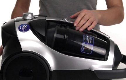 Aspirateur cyclone avec filtre supérieur