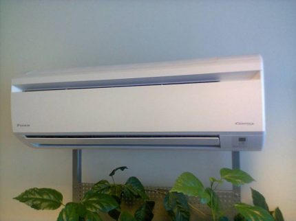 Utilisation du climatiseur de marque Daikin à l'intérieur Daikin sur le vert