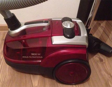 Buttons for controlling the operation of the vacuum cleaner on the body Design diversity