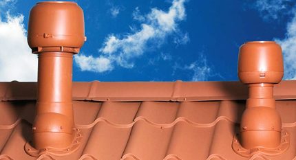 Il est important d'amener les tuyaux à la hauteur souhaitée Tuyaux de ventilateur de toit