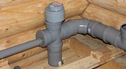 Coudes de tuyau de la colonne montante d'égout Utilisation de tees et croix