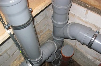 Utilisation de colliers de serrage Fixation de canalisations avec colliers