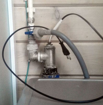 A ficha do sistema de aquecimento deve estar sempre ligada. A ficha está ligada ao cabo de aquecimento