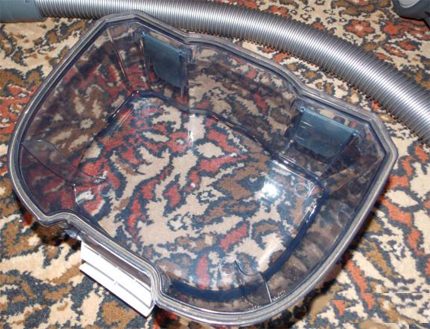 Dust collector for water Bottom half of container