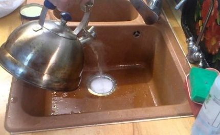 Élimination du blocage du savon avec de l'eau chaude Élimination du blocage du savon
