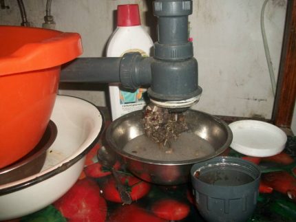 A limpeza oportuna do sifão ajudará a evitar mais problemas. Limpeza por sifão