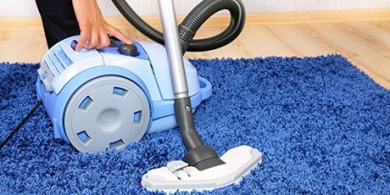 Vacuum cleaner with a cloth bag to collect dust Vacuum cleaner with bag