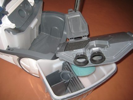 Entretien régulier de l'aspirateur Démontage et nettoyage de pièces de l'appareil