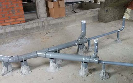 Section intérieure de la canalisation d'égout Câblage des égouts dans la maison