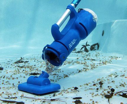 Aspirateur à main pour la piscine