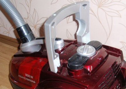 Convenient handle for carrying a vacuum cleaner Transport handle