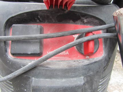 Por conveniência, uma tomada e um regulador de energia são colocados no corpo do dispositivo Soquete e regulador de energia na caixa do aspirador de edifício