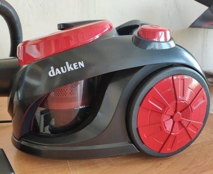 Im Inneren des Staubsaugerkörpers befindet sich ein Platz für einen Zyklonstaubsammler Aussehen eines Zyklonstaubsaugers