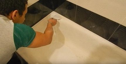 Pour le mastic, il est préférable d'utiliser une spatule en nylon. Salle de bain mastic