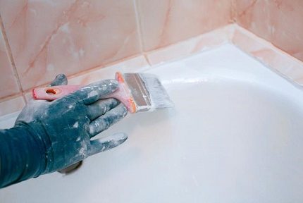 Application de peinture au pinceau Peinture de surface de bain