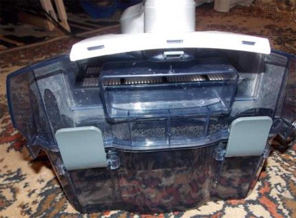 Waste container separate from the vacuum cleaner body Top Cover Latch Locks