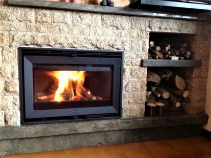Fogão a lenha sob a forma de uma lareira Lareira embutida