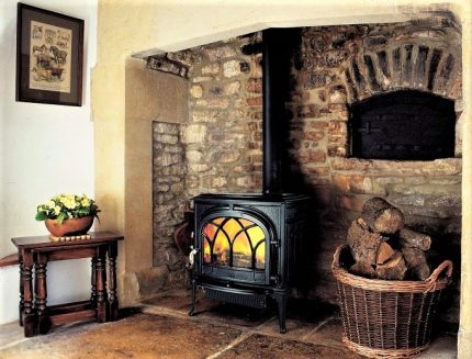 Fogão de ferro fundido para processamento de madeira Fogão de ferro fundido no interior