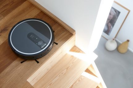 Le robot est capable de détecter le bord des marches. Le travail d'un robot nettoyeur