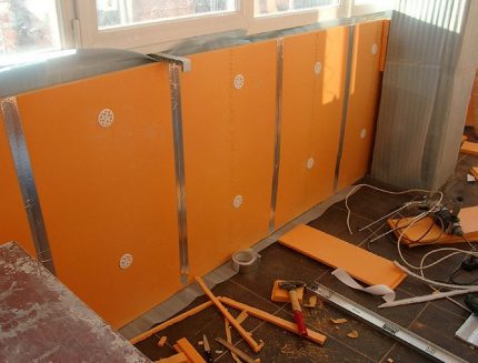 Isolation thermique avec plaques EPS par la section murale sous les fenêtres Plaques EPS sous fenêtres