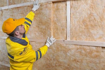 Montage de l'isolation ISOVER sur le mur Plaques ISOVER sur le mur