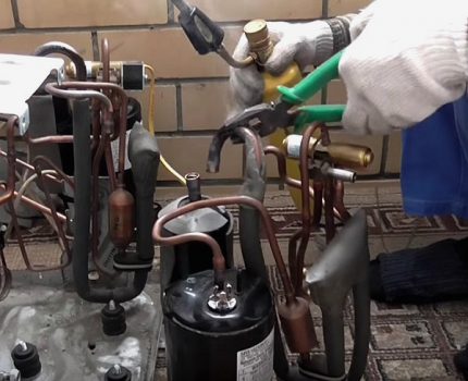 L'extraction du compresseur fonctionne à partir d'un système divisé Démontage du compresseur de climatisation