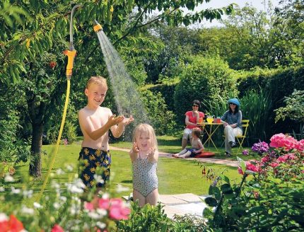 Pistolet d'arrosage sur une longue poignée de tige