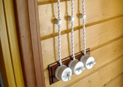 Câblage ouvert dans la maison