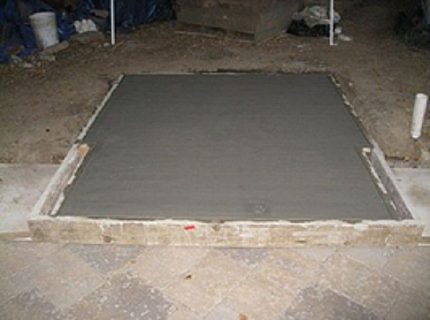 Préparation de la base pour bien empiler le poêle en brique avec le poêle Niveler les fondations du poêle