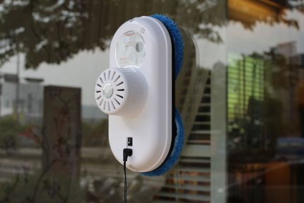 Passer l'aspirateur sur une fenêtre avec une ventouse Nettoyant pour vitres