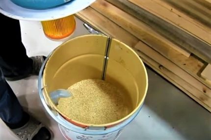 Sciure de bois assemblée par un aspirateur fait maison Sciure de bois dans le réservoir de stockage