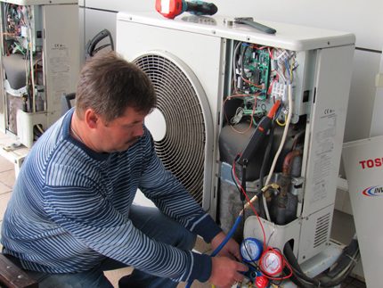 Vérification de la quantité de réfrigérant dans le système en connectant un manomètre Connexion manomètre