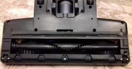 La brosse doit être nettoyée régulièrement. La brosse principale de l'appareil