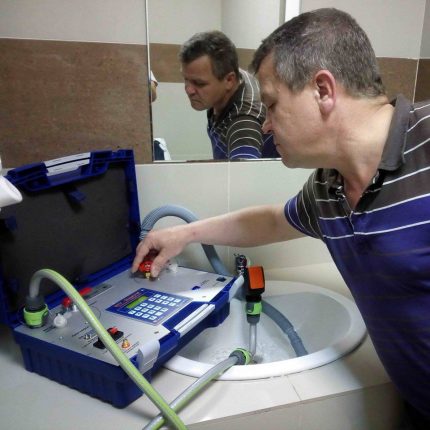 Vérification des compteurs d'eau à la maison