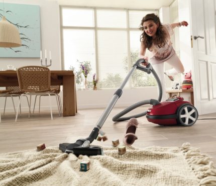 Pour nettoyer les tapis, vous avez besoin d'un modèle avec une bonne puissance. Nettoyage de tapis avec un puissant aspirateur